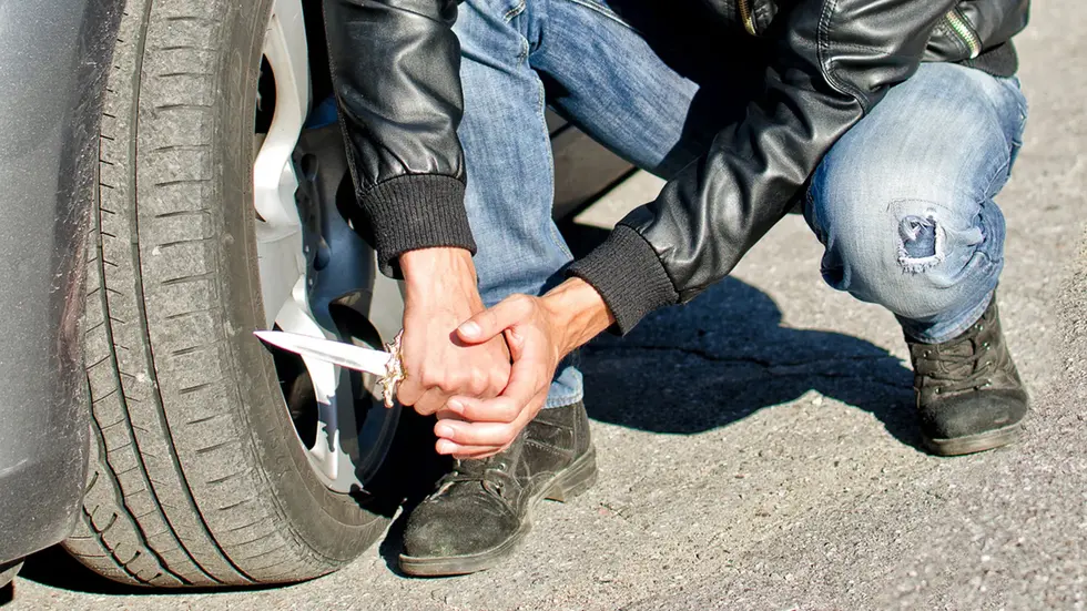 Trickdiebe beschädigten in Chemnitz offenbar den Reifen eines SUV und bestahlen den Fahrer dann beim Radwechsel auf dem Standstreifen der Autobahn.
Trickdiebe beschädigten in Chemnitz offenbar den Reifen eines SUV und bestahlen den Fahrer dann beim Radwechsel auf dem Standstreifen der Autobahn.