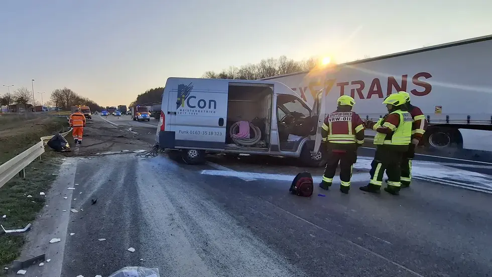 Der Kleintransporter war in eine Leitplanke gekracht.