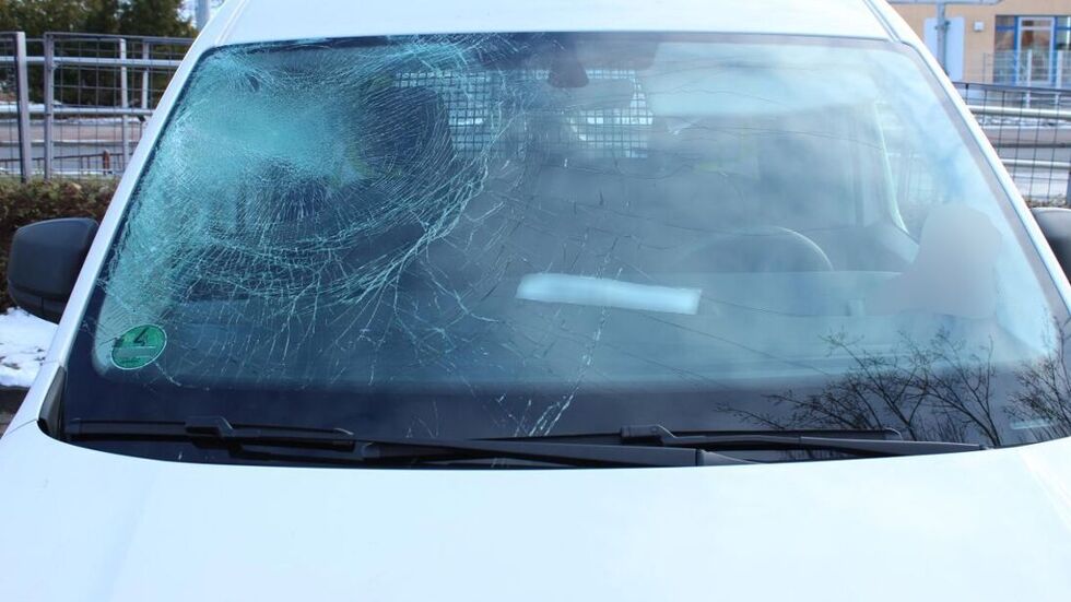 Die Eisscholle landete während der Fahrt auf der A14 direkt auf der Frontscheibe eines Autos.
