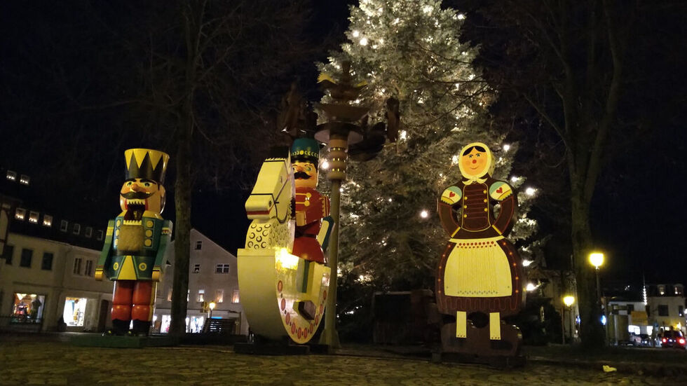 Auch in Olbernhau wird die Weihnachtsbelautung an Lichtmess erlöschen. Auch in Olbernhau wird die Weihnachtsbelautung an Lichtmess erlöschen.