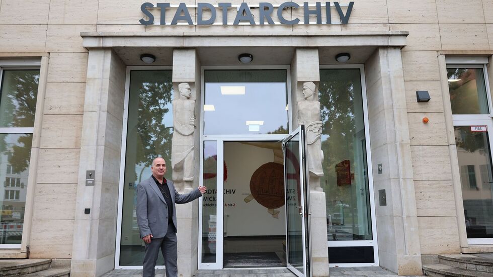 Benny Dressel öffnet die Tür zum neuen Stadtarchiv.