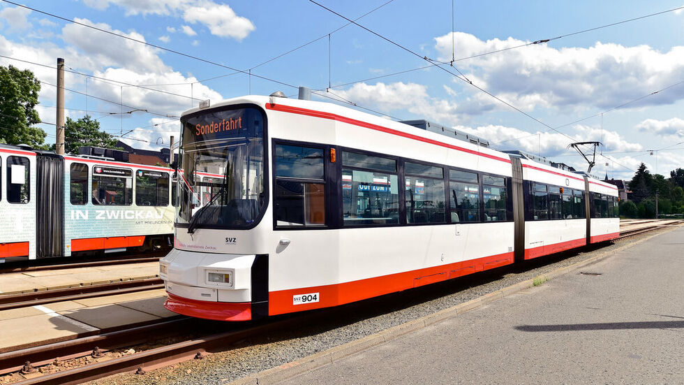 Eine Straßenbahn der Städtischen Verkehrsbetriebe Zwickau.