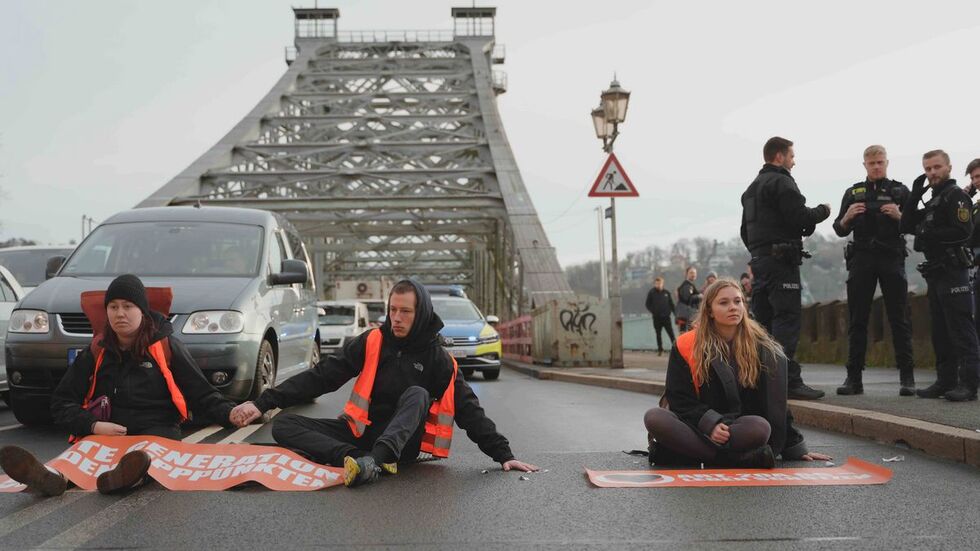 Mitten im Berufsverkehr blockierten Anhänger der Letzten Generation das Blaue Wunder