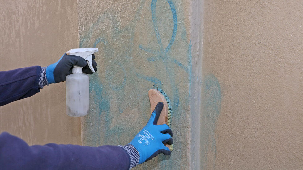 Beseitigung eines illegalen Graffitis. Beseitigung eines illegalen Graffitis.