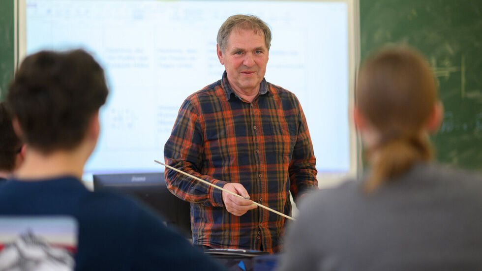 Dietmar Schneider, ehemaliger Mathematik-Lehrer am Goethe-Gymnasium, steht beim Abitur-Training für Schüler der 12. Klasse vor einer Tafel.