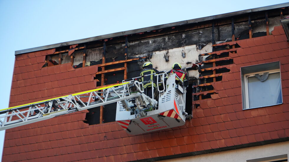 Das Feuer hat sich durchs Dach gefressen.