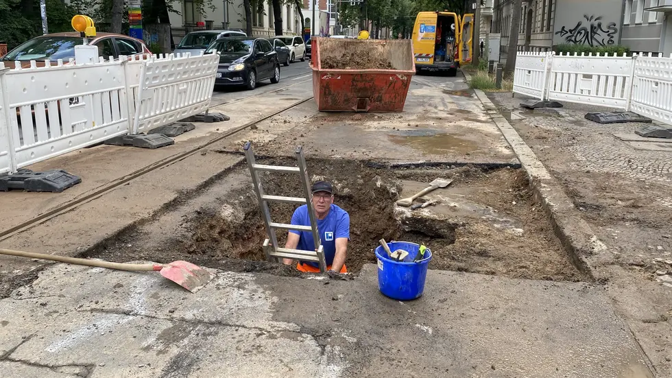 Mitarbeiter der Firma Pfeiffer reparieren die Trinkwasserleitung im Auftrag der Leipziger Wasserwerke. Mitarbeiter der Firma Pfeiffer reparieren die Trinkwasserleitung im Auftrag der Leipziger Wasserwerke.