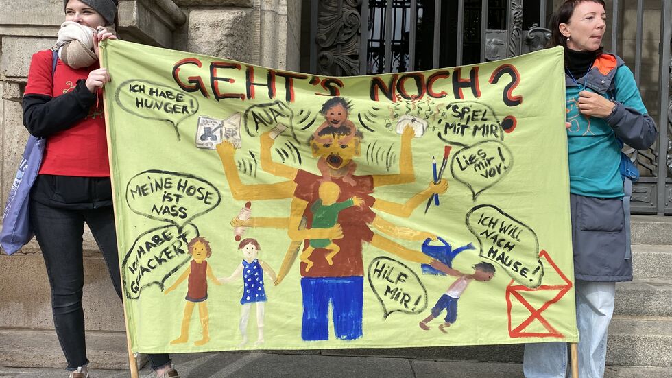 Die Demonstranten hatten zahlreiche selbst angefertigte Transparente mitgebracht.