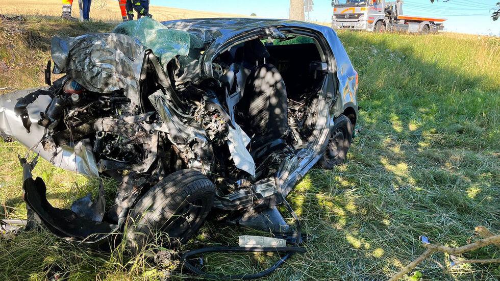 Das Fahrzeug krachte frontal gegen einen Baum.