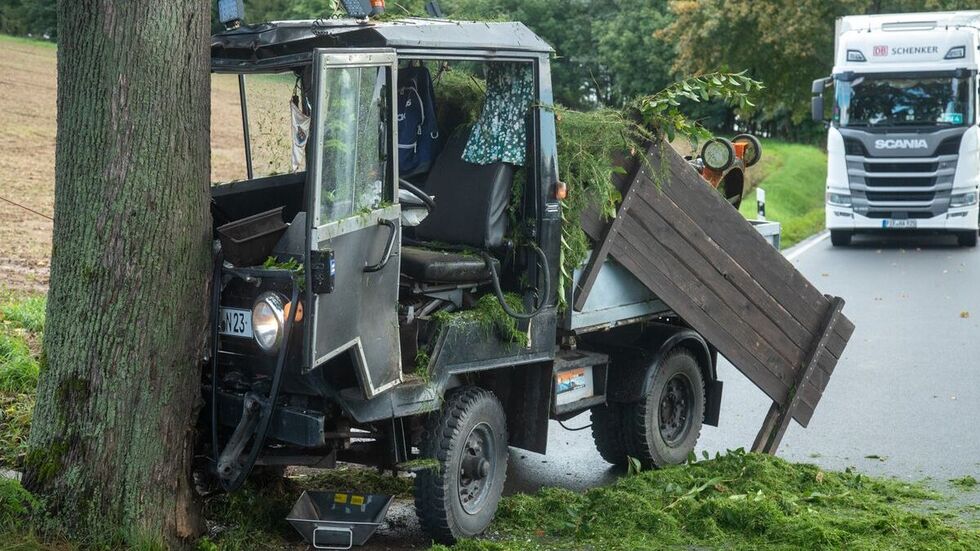 Feuerwehrleute mussten den Fahrer aus dem Wrack befreien.