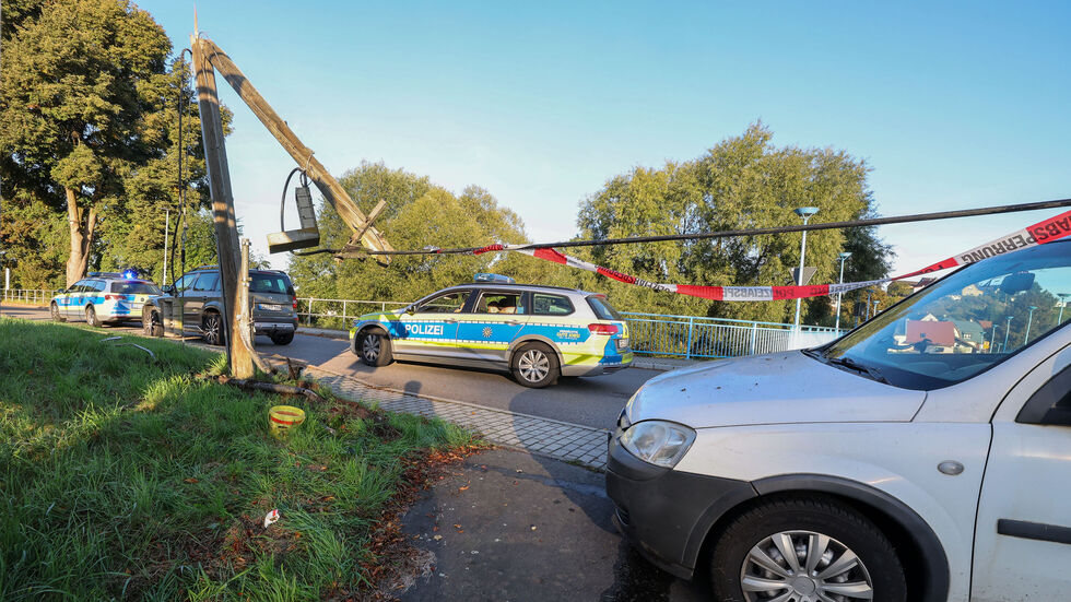 Der Mast aus Holz knickte in der Mitte ab. 