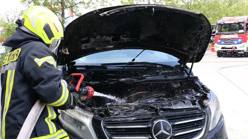 Die Feuerwehr musste nur noch letzte Reste ablöschen. Die Feuerwehr musste nur noch letzte Reste ablöschen.