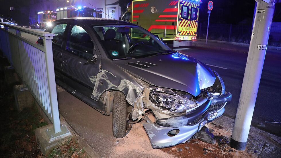 Der Peugeot plrallte frontal gegen eine Laterne.