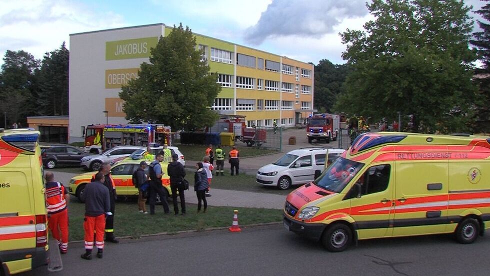 Mit einem Großaufgebot waren Feuerwehr, Polizei und Rettungskräfte am Freitag an der Oberschule in Mülsen St. Jacob.