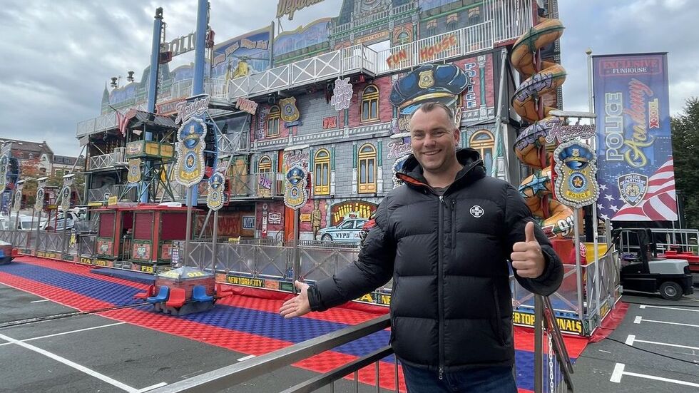 Rummelchef Marco Walz präsentiert das diesjährige Highlight: Deutschland größtes Funhouse "Police Departement". 