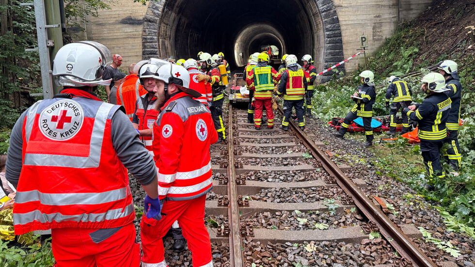 25 teils schwer verletzte Zuginsassen mussten versorgt werden 25 teils schwer verletzte Zuginsassen mussten versorgt werden