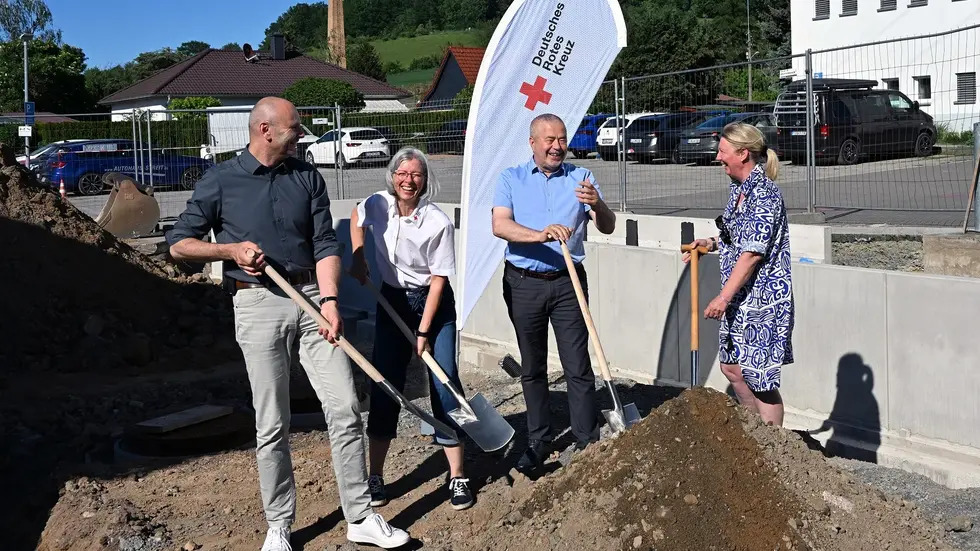 Rettungsdienstleiter Lars Peschel, Vorstand des DRK Kreisverbandes Pirna e. V. Ilka Pohl, Landrat Michael Geisler und Präsidentin des DRK Kreisverbandes Pirna e. V. Sandra Gockel Rettungsdienstleiter Lars Peschel, Vorstand des DRK Kreisverbandes Pirna e. V. Ilka Pohl, Landrat Michael Geisler und Präsidentin des DRK Kreisverbandes Pirna e. V. Sandra Gockel