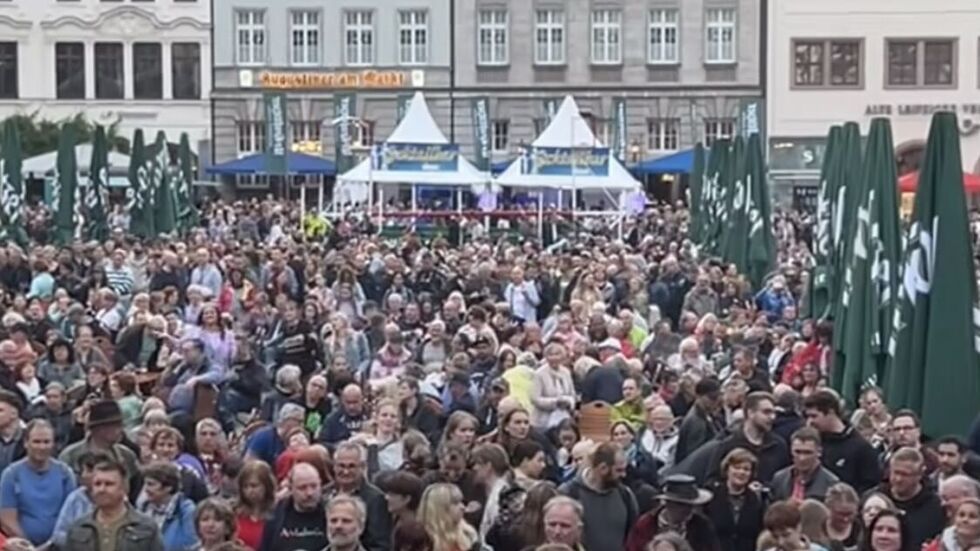 Blick von der Bühne ins Stadtfest-Publikum.