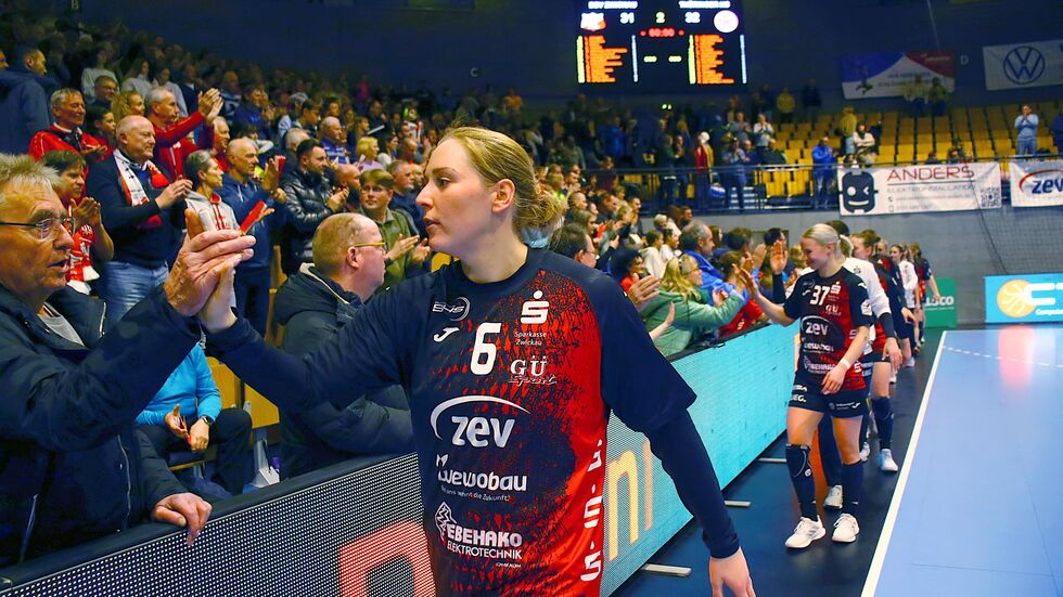 Laura Szabo beim "Abklatschen" mit den Fans. 