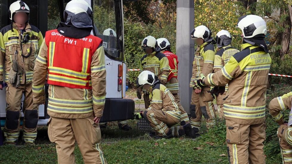 Die Bahn muss angehoben werden, um den Leichnam zu bergen.