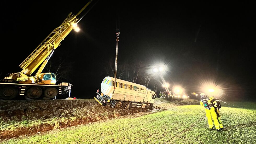 Der LKW wird mitsamt Ladung wieder auf die Straße gehoben.