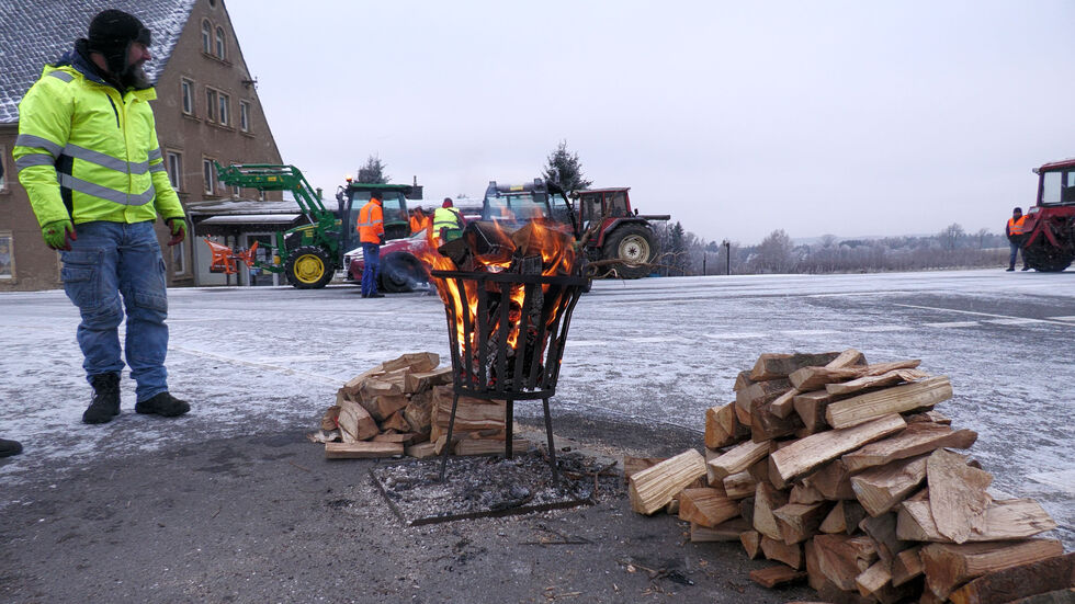 Protestteilnehmer stellen sich auf ein längeres Geschehen ein. An den einigen Versammlungsorten wurden Feuerstellen eingerichtet. Protestteilnehmer stellen sich auf ein längeres Geschehen ein. An den einigen Versammlungsorten wurden Feuerstellen eingerichtet.