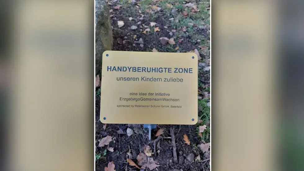 Einfach mal das Handy weg - darauf weißt dieses Schild in Schwarzenberg jetzt hin. Einfach mal das Handy weg - darauf weißt dieses Schild in Schwarzenberg jetzt hin.