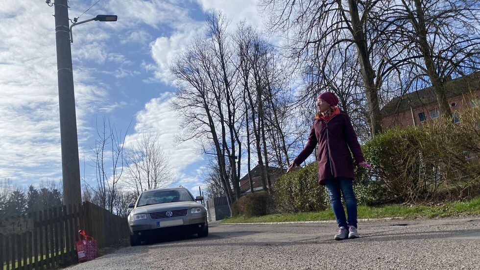 Ab hier braucht man nachts eine Taschenlampe: Anwohnerin Jaqueline Unger an der letzten Straßenlaterne.