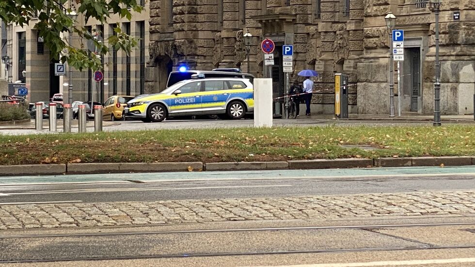 Die Polizei hat die Hugo-Licht-Straße hinterm Rathaus abgesperrt.