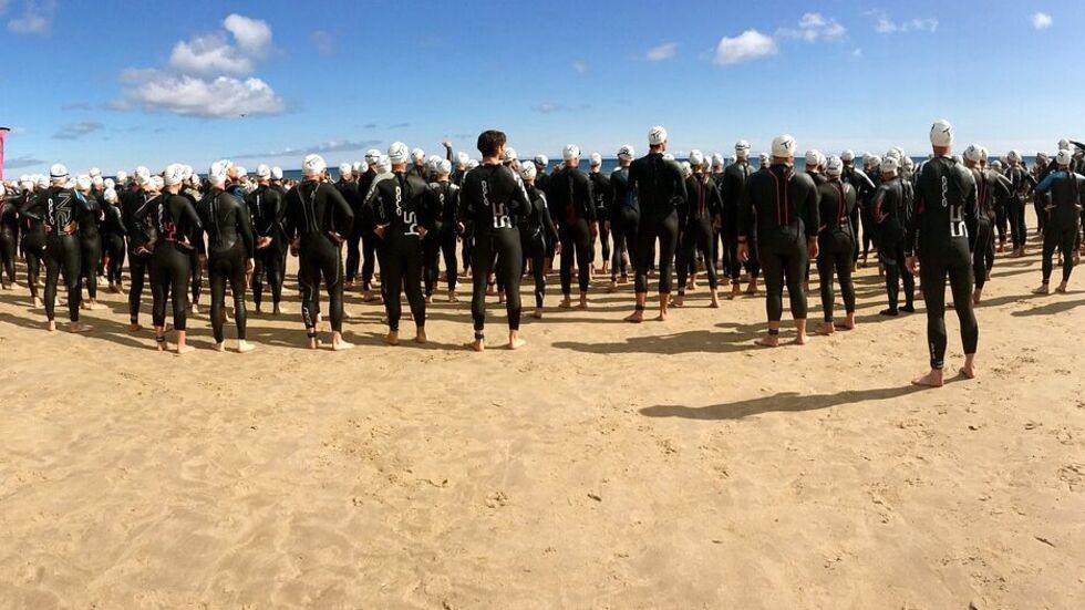 Ein großer Pulk Sportler beim Start eines Ironman (Symbolbild).