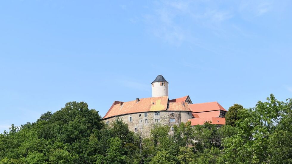 Der Turm ist durch seinen neuen Anstrich auch von Weitem wieder gut zu sehen.