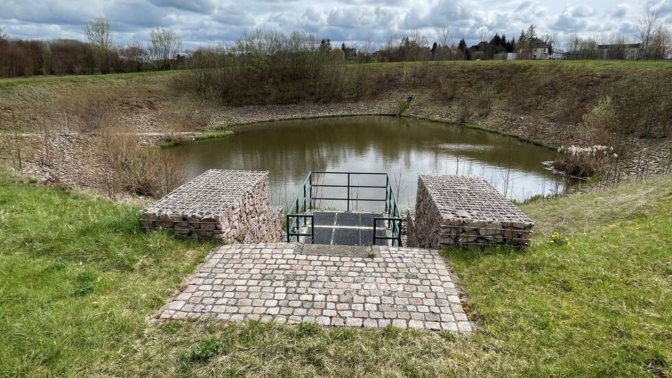 Das Regenrückhaltebecken ist zu klein geworden.