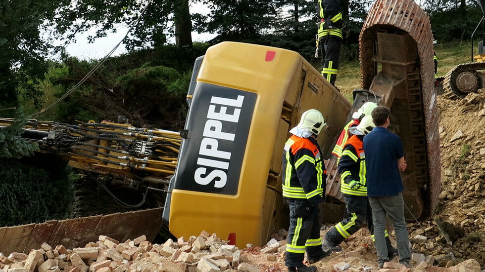 Der Bagger musste mit schwerem Gerät wieder aufgerichtet werden.