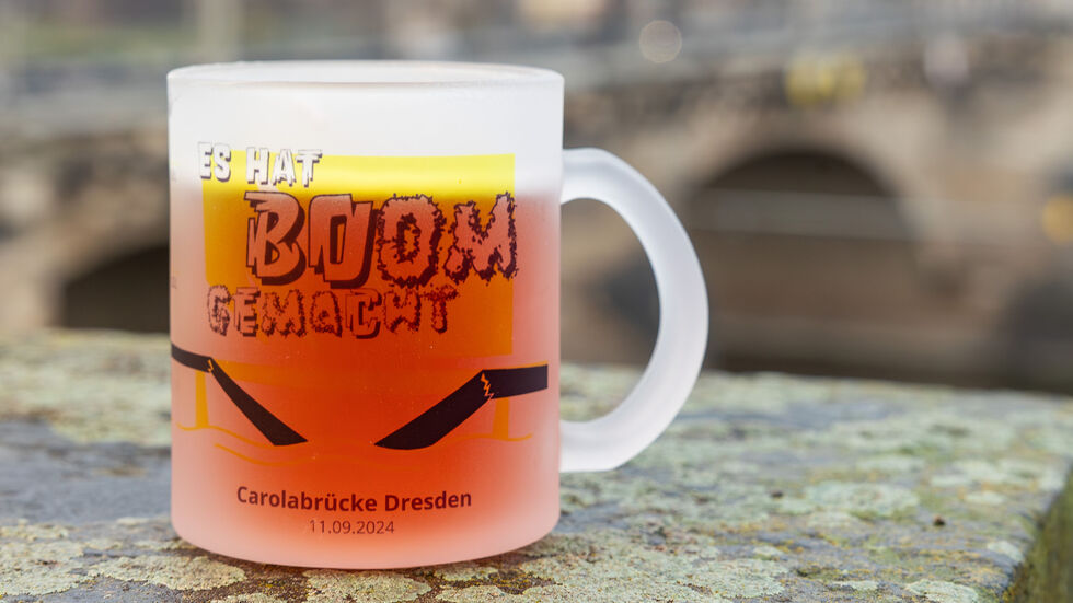 Dresdner Unternehmer erinnern mit der Carolabrücke - Tasse an den Einsturz von Dresdens Carolabrücke