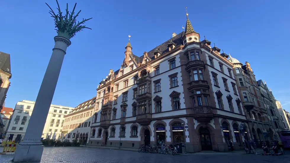 Hier oben auf dem Pfarrhaus der Leipziger Nikolaikirche gibt es auch drei dieser schicken Dächer.