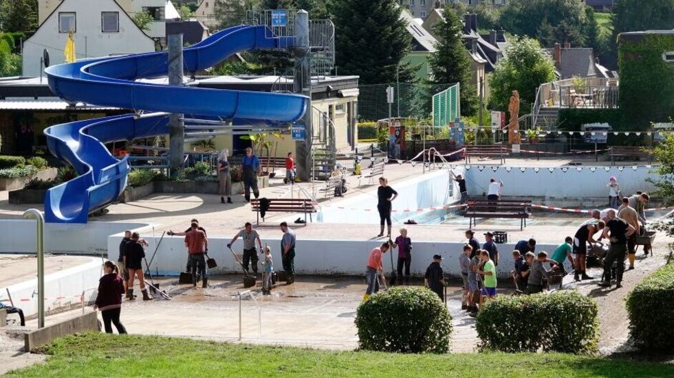 Viele Hände, schnelles Ende... Über hundert Leute halfen mit.