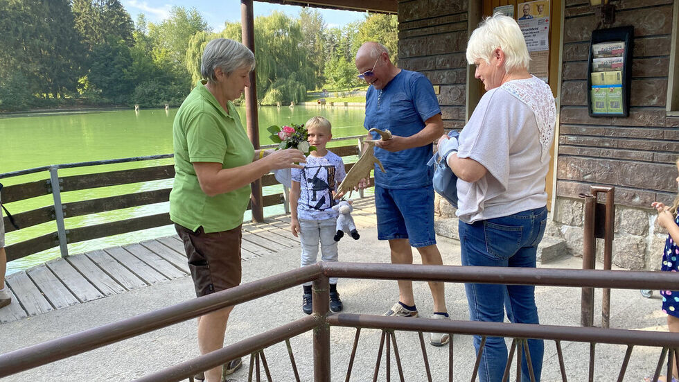 Tierparkchefin Ramona Demmler übergibt Geschenke an die Jubiläumsgäste.