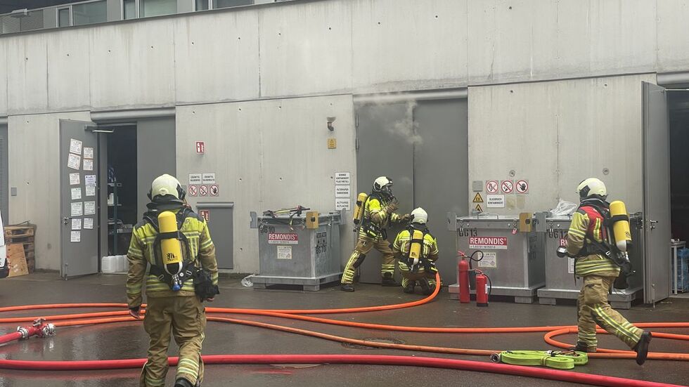 Ein Trupp unter Atemschutz verschafft sich Zugang zum Brandraum.