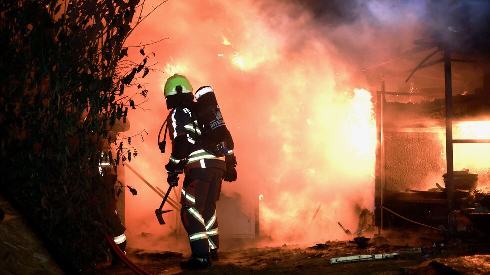 Der Schuppen brannte lichterloh.