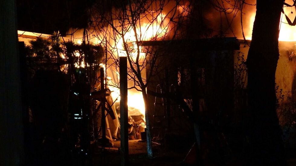 Eine brennende Gartenlaube.