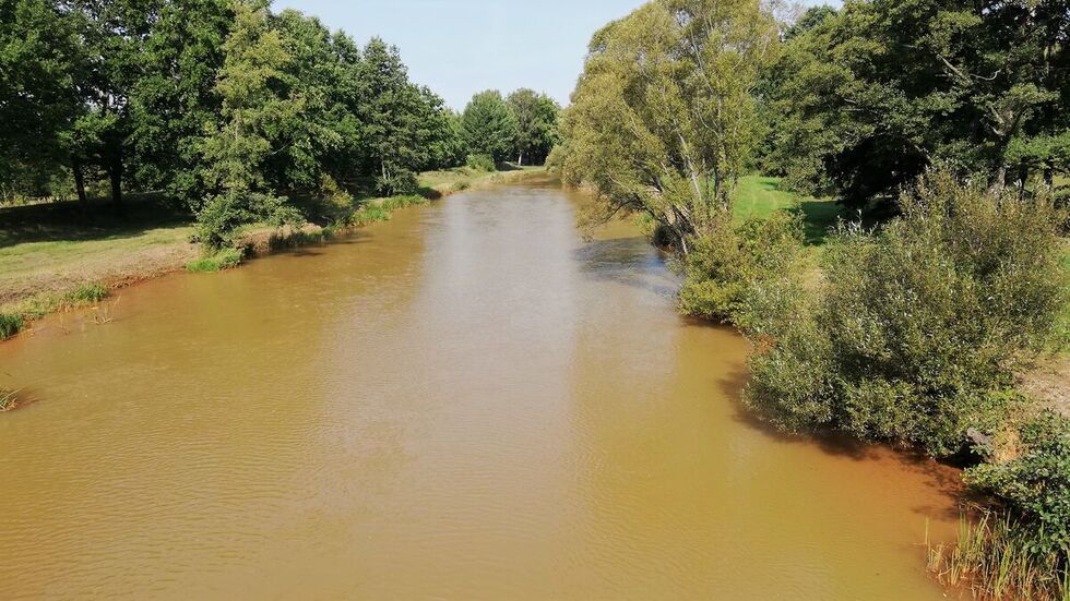 Die Spree bei Spremberg. Der Wasserhaushalt in der Region ist ein Thema der Lausitzrunde. Der Fluss hat diese Farbe durch gelöstes Eisenoxyd aufsteigenden Grundwasser angenommen. Die Spree bei Spremberg. Der Wasserhaushalt in der Region ist ein Thema der Lausitzrunde. Der Fluss hat diese Farbe durch gelöstes Eisenoxyd aufsteigenden Grundwasser angenommen.