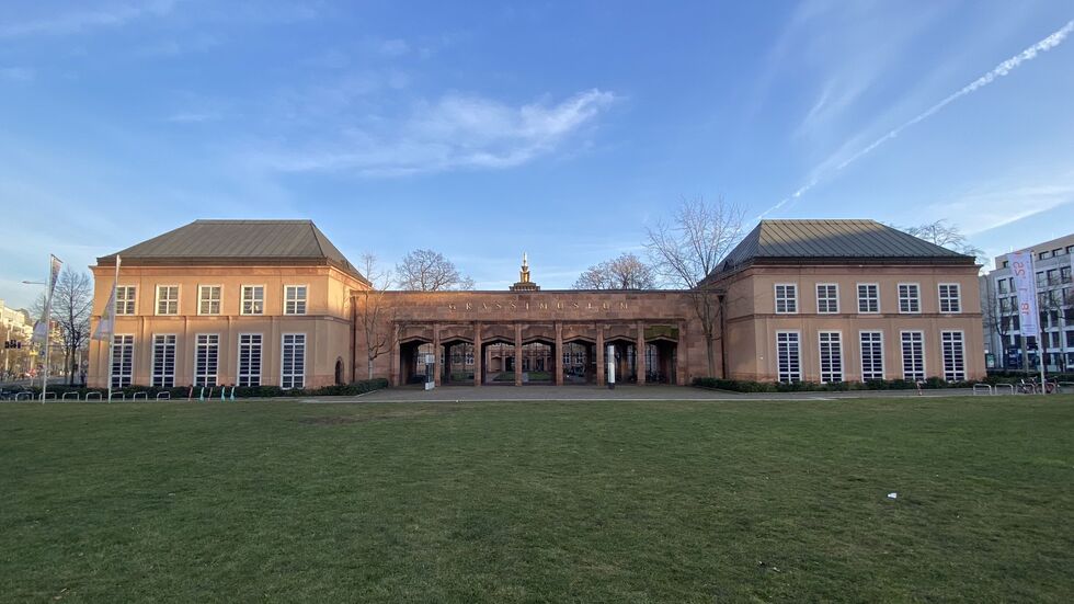 Die Vorderseite des Leipziger GRASSI-Museums bei blauen Himmel. 