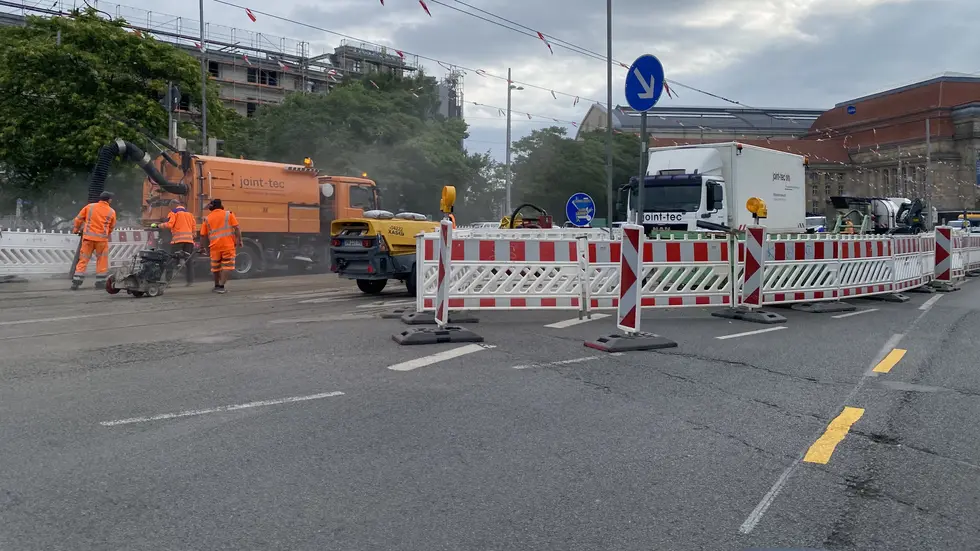 Die große Baustelle der Leipziger Verkehrsbetriebe am Hauptbahnhof, hier wird derzeit wieder die bei jüngsten Hitze ausgelaufene Fugenmasse verbaut.