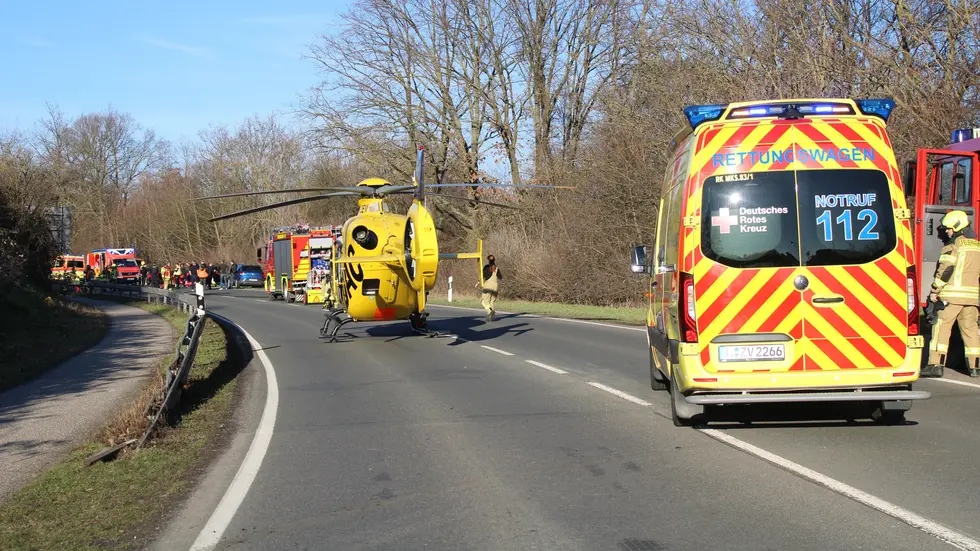 Auf der B87 zwischen Markranstädt und Leipzig nördlich vom Kulkwitzer See ist am Mittwochnachmittag ein Rettungshubschrauber gelandet.