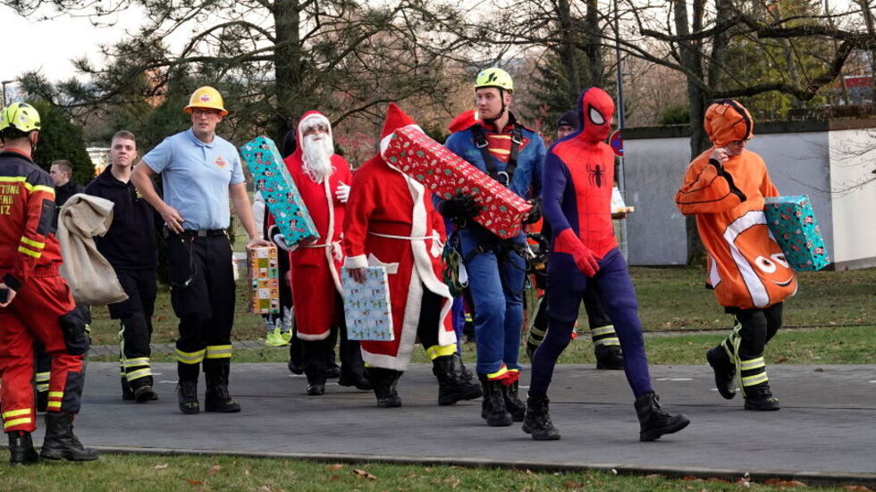 Voll bepackt mit Geschenken startete die Aktion am Nikolaustag.