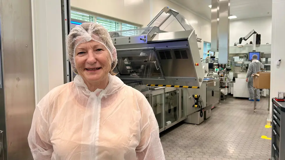 Werkleiterin Tina Stölzel vor der Verpackungslinie 