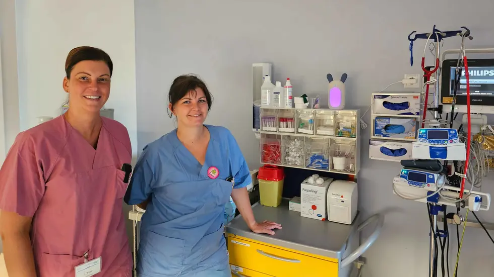Die Aromapflege wird auch in der Kindernotaufnahme eingesetzt. Die Vernebler im Hintergrund verbreiten Duftstoffe und sorgen mit ihrem Licht für eine angenehme Atmosphäre. Im Bild: Ivonne Weber und Carolin Brose aus der Kinderklinik.