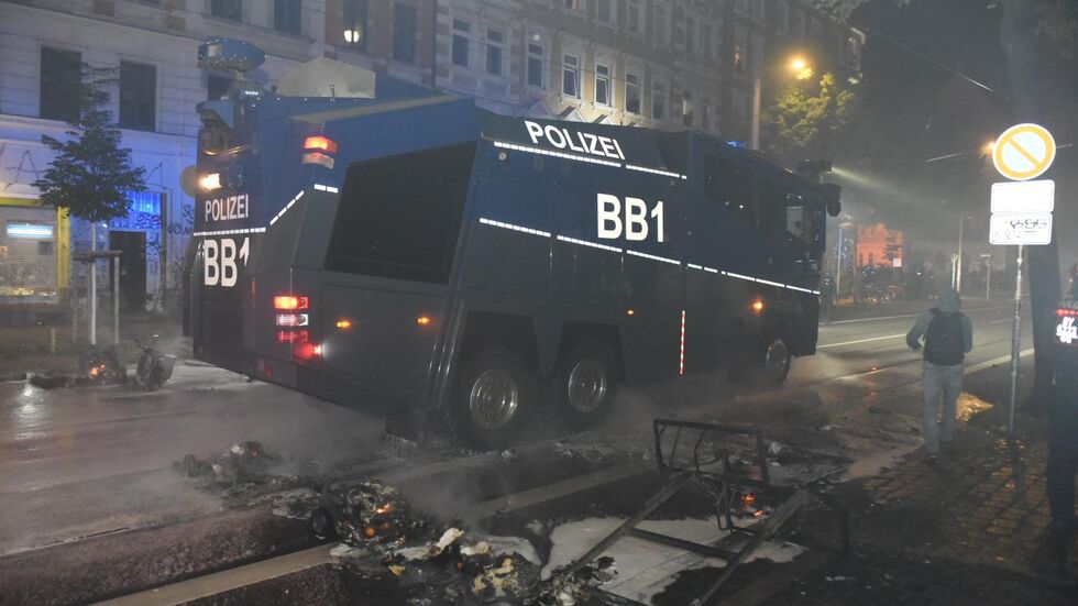 Bereits vor dem eigentlichen "Tag X" ist es in der Nacht auf Samstag am Wiedebachplatz zu schweren Ausschreitungen gekommen. Bereits vor dem eigentlichen "Tag X" ist es in der Nacht auf Samstag am Wiedebachplatz zu schweren Ausschreitungen gekommen.