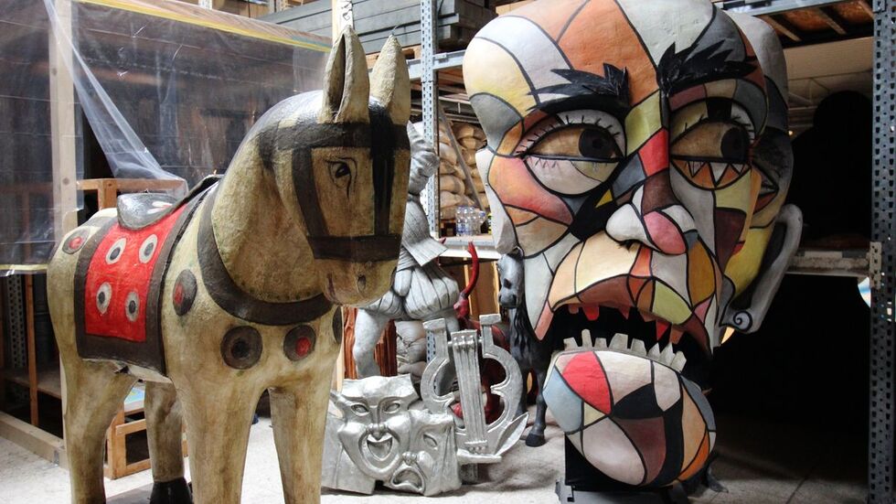 Der bunte Riese kommt mit weiteren überdimensionalen Köpfen auf den Hof der Riesen und auch das Pferdchen wird seinen Platz im Festivalgelände finden. 