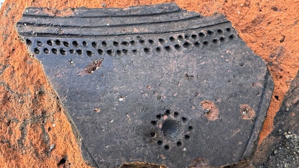 Reste von einem Gefäß, das bei den Grabungen gefunden wurde